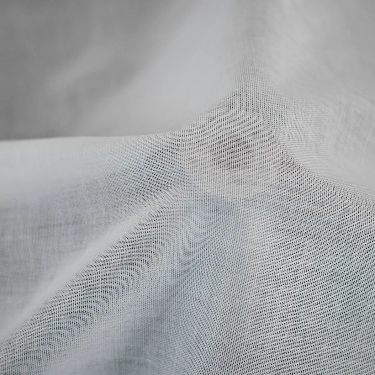 DHJ White fusible semi-transparent shirt interfacing 105 g/m²
